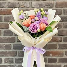 Букет цветов из:  Лизиантусы и Розы в Лысые Горы