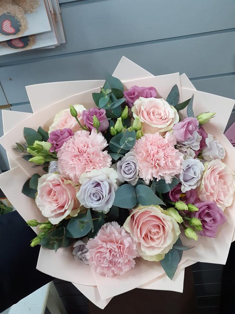 Букет цветов из: Розы, Гвоздики и Лизиантусы в Лысые Горы