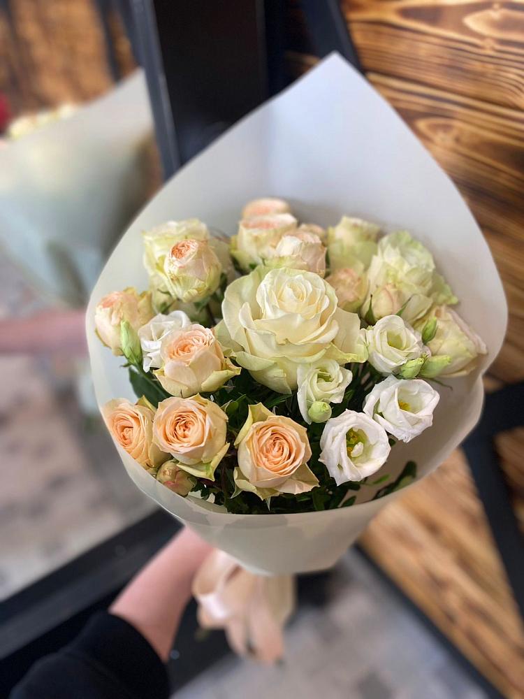 Букет цветов из: Розы и Лизиантусы в Лысые Горы